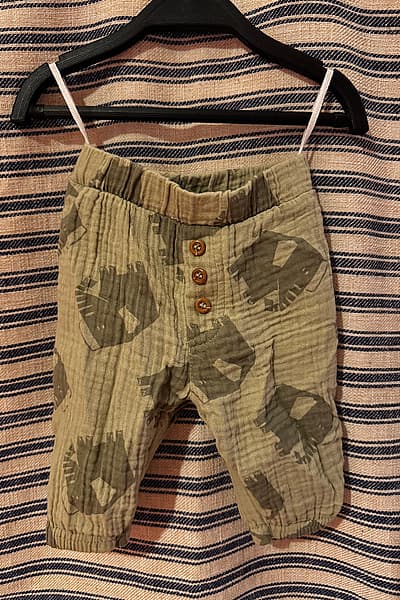 Pantaloni da neonato in cotone con motivo a olive — pre-loved on Thrifted.mt