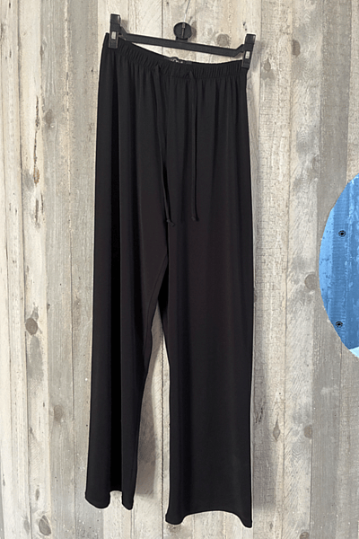 Pantalones anchos elásticos negros de Saloos by SALOOS — pre-loved on Thrifted.mt