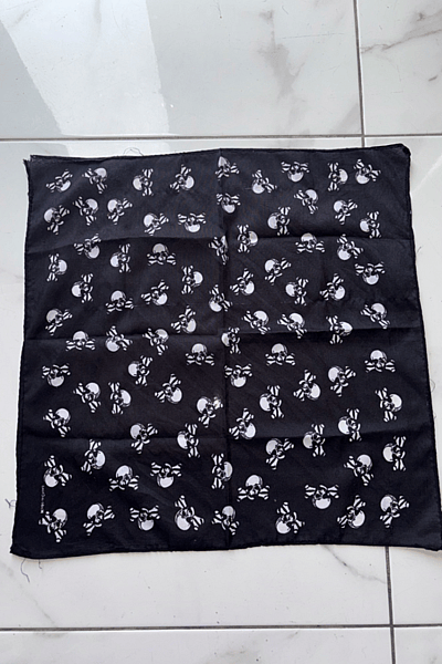 Bandana con teschio e tibie incrociate — pre-loved on Thrifted.mt