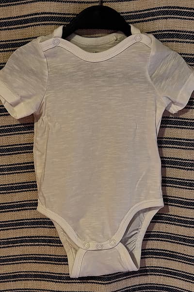 body bianco per neonati — pre-loved on Thrifted.mt