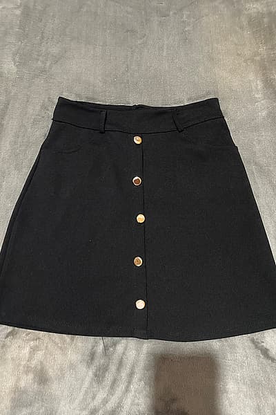 Minigonna con bottoni neri — pre-loved on Thrifted.mt
