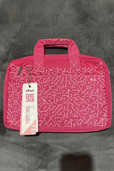 Borża tal-laptop b'disinn ta' qalb roża by Trust — pre-loved on Thrifted.mt