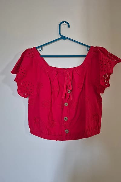 Top corto rojo con bordado inglés — pre-loved on Thrifted.mt