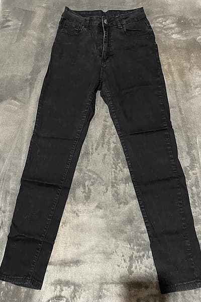 Jeans slim-fit suwed klassiċi by SHEIN — pre-loved on Thrifted.mt