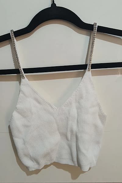 Top corto acanalado con tirantes y pedrería blanca by Bershka — pre-loved on Thrifted.mt