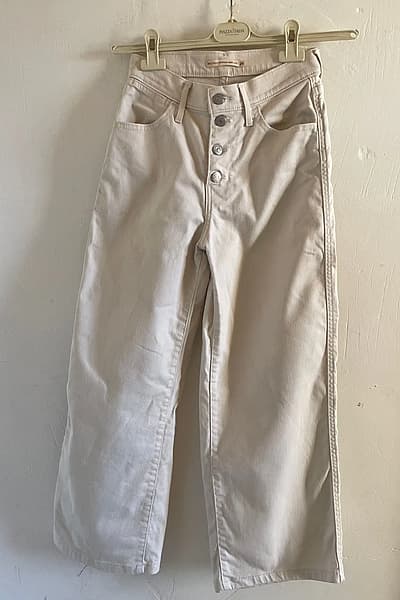 Calças de ganga Levi's curtas, de perna larga, em tom de branco sujo by Levi's — pre-loved on Thrifted.mt