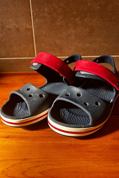 Sandali Crocs per bambini blu navy e rosso by Crocs — pre-loved on Thrifted.mt