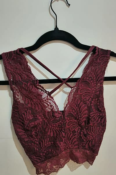 Top curto tipo bralette em renda cor de vinho by PrettyLittleThing — pre-loved on Thrifted.mt