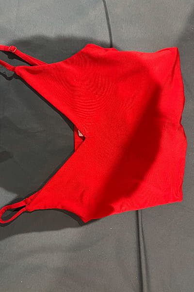 Top corto senza maniche rosso by Amisu — pre-loved on Thrifted.mt