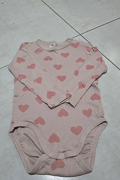 Body per neonati H&M con stampa a cuori rosa by H&M — pre-loved on Thrifted.mt