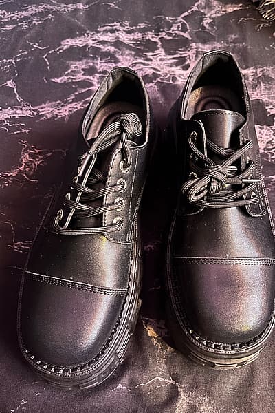 Sapatos de sola grossa by Asos — pre-loved on Thrifted.mt