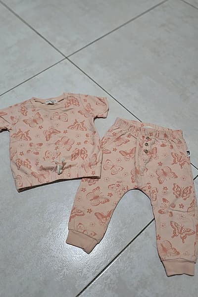 Conjunto de algodón orgánico con estampado de mariposas by Rabbit + Bear — pre-loved on Thrifted.mt