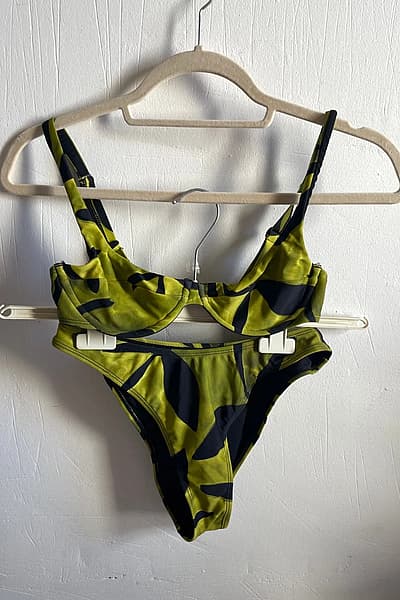Conjunto de biquíni com padrão abstrato — pre-loved on Thrifted.mt