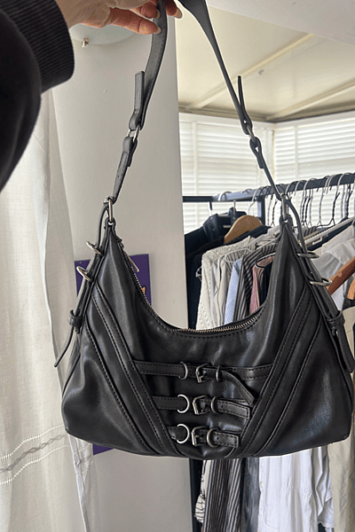Borsa a tracolla in ecopelle con fibbia di Bershka by Bershka — pre-loved on Thrifted.mt