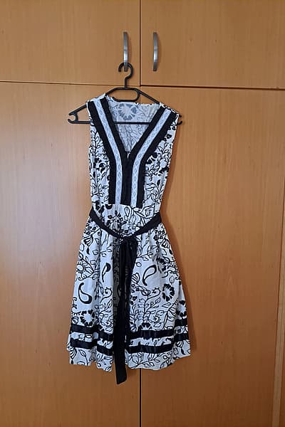 Abito vintage a fiori in bianco e nero — pre-loved on Thrifted.mt