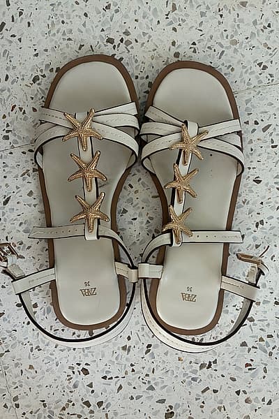 Sandali piatti Zara con motivo a stella marina by Zara — pre-loved on Thrifted.mt