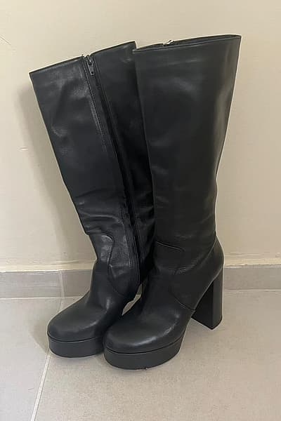 Stivali tal-Irkoppa b'Pjattaforma Iswed by Les Autres Collection — pre-loved on Thrifted.mt