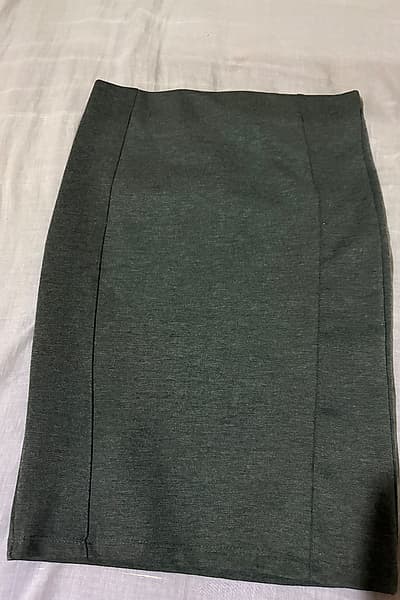 Falda lápiz ajustada de color gris oscuro — pre-loved on Thrifted.mt