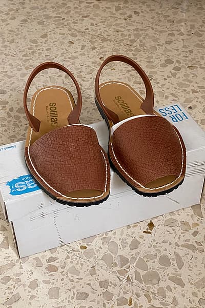 Sandalias menorquinas de cuero trenzado de Solillas en color beige by Solillas — pre-loved on Thrifted.mt