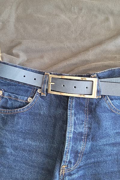 Cintura in pelle blu frizzante by Fizzy — pre-loved on Thrifted.mt