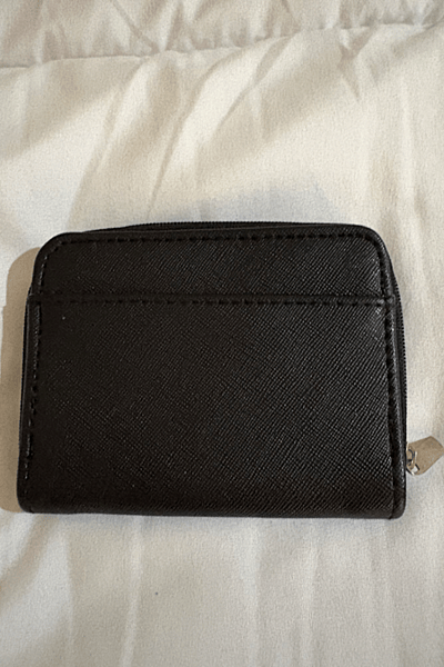 Cartera pequeña negra de Saffiano con cremallera — pre-loved on Thrifted.mt