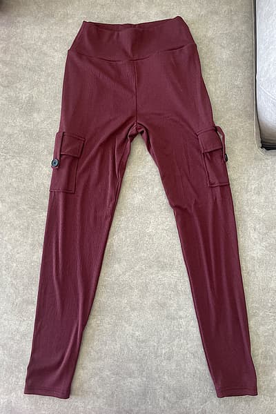 Leggings cargo com nervuras em cor de vinho — pre-loved on Thrifted.mt