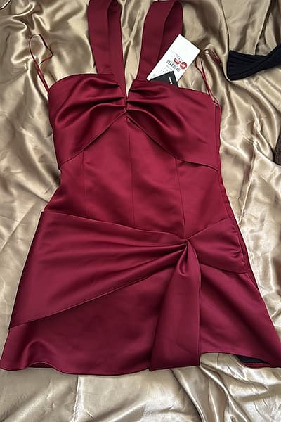 Miniabito in raso color borgogna by Zara — pre-loved on Thrifted.mt