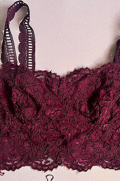Top corto de encaje color burdeos  by New look  — pre-loved on Thrifted.mt