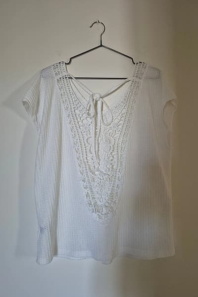 Top bianco con dettagli all'uncinetto sul retro by SHEIN — pre-loved on Thrifted.mt