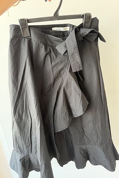 Falda cruzada negra de Samsøe Samsøe by Samsøe Samsøe — pre-loved on Thrifted.mt