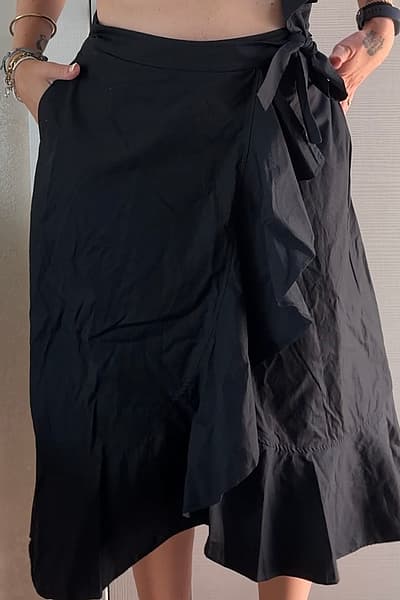 Samsøe Samsøe black wrap skirt by Samsøe Samsøe — pre-loved on Thrifted.mt