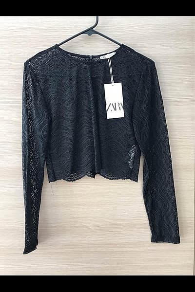 Blusa de manga larga de encaje negro de Zara by Zara — pre-loved on Thrifted.mt