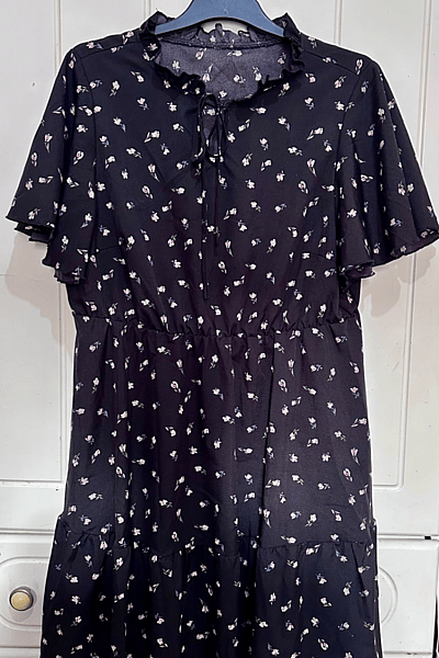 Minivestido floral con volantes y capas by Shein — pre-loved on Thrifted.mt