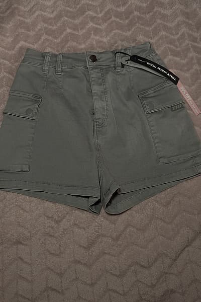 Xorts tad-Denim Griżi tal-Cargo ta' Tally Weijl by Tally Weijl — pre-loved on Thrifted.mt