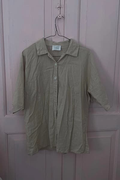 Camisa de lino beige con botones y manga corta by SABO — pre-loved on Thrifted.mt