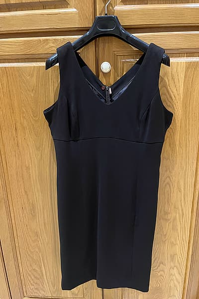 Ilbies Ruman b'għonq V by Roman — pre-loved on Thrifted.mt