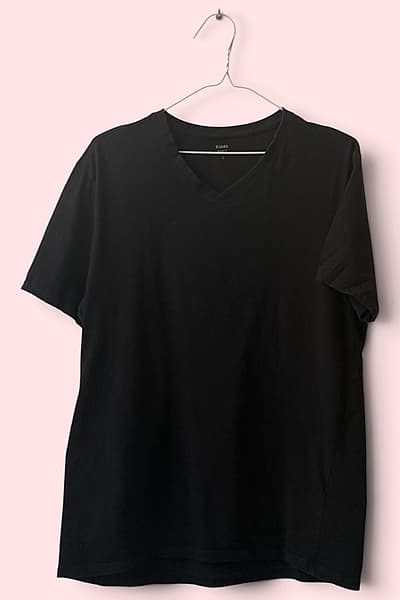 T-shirt Bażika sewda b'għonq V by Kiabi — pre-loved on Thrifted.mt