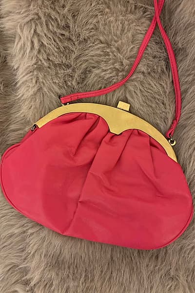 Pochette — pre-loved on Thrifted.mt