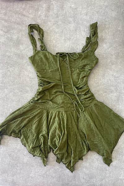 Miniabito verde con volant e trama in rilievo - mai indossato — pre-loved on Thrifted.mt