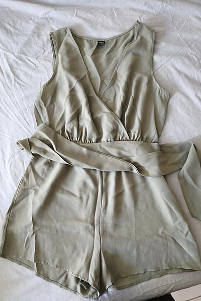 Tuta corta avvolgente effetto raso by SHEIN — pre-loved on Thrifted.mt
