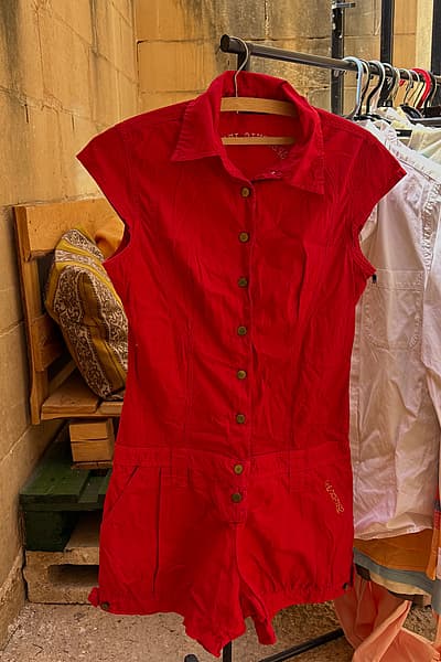 Mono corto de denim sin mangas «Vintage Specchio Red» by Specchio Jeans — pre-loved on Thrifted.mt