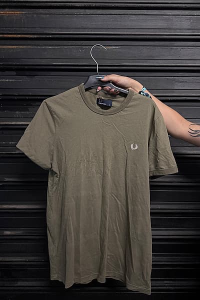 Camiseta de cuello redondo Fred Perry Olive by Fred Perry — pre-loved on Thrifted.mt