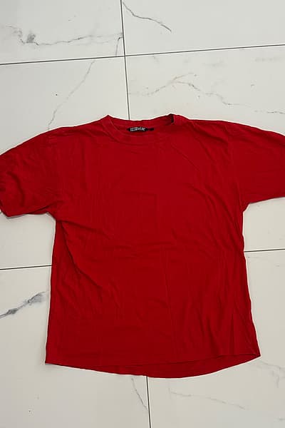 T-shirt tal-qoton aħmar b'għonq tond by Cotton Wear — pre-loved on Thrifted.mt