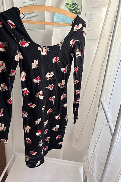 Ilbies Bodycon bil-Fjuri ta' Miss Selfridge by Miss Selfridge — pre-loved on Thrifted.mt