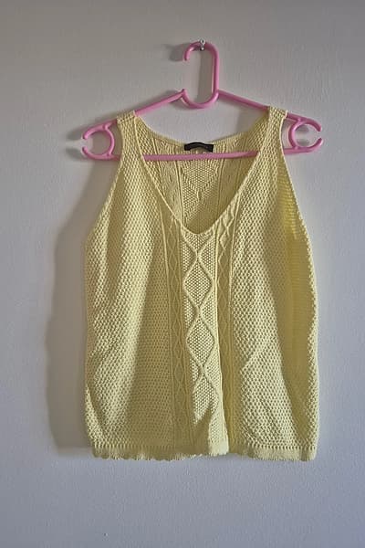Chaleco de punto trenzado en color amarillo pálido by Carpianna — pre-loved on Thrifted.mt