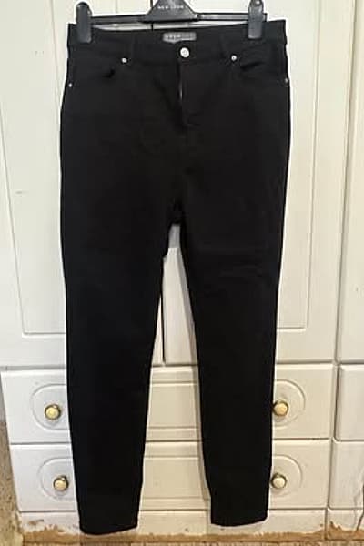 Pantalones pitillo y rectos X8 en negro by M&S, Pull and Bear, Primark — pre-loved on Thrifted.mt
