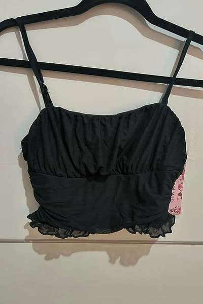 Top corto in rete nera con arricciature by Shein — pre-loved on Thrifted.mt