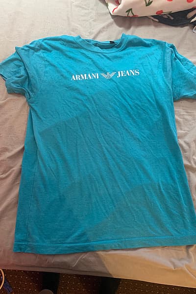 Camiseta azul brillante de Emporio Armani by Emporio Armani — pre-loved on Thrifted.mt