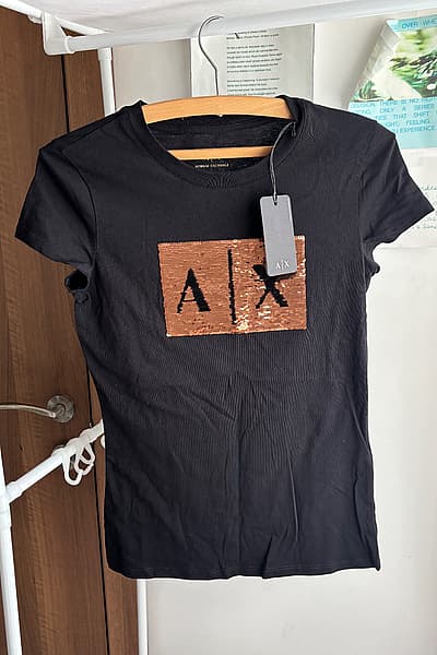 T-shirt bil-Logo tal-Sequin ta' Armani Exchange by Armani Exchange — pre-loved on Thrifted.mt