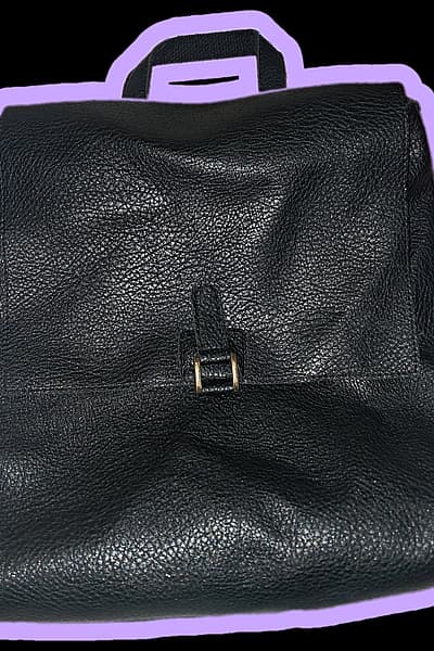 Backpack tal-Ġilda Artifiċjali Iswed b'Ċikkulata (Stil Minimalista) — pre-loved on Thrifted.mt